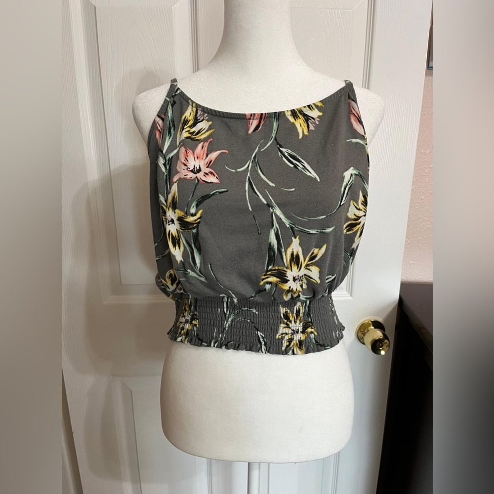 💙Love five Grey floral tank top with ruffled hem